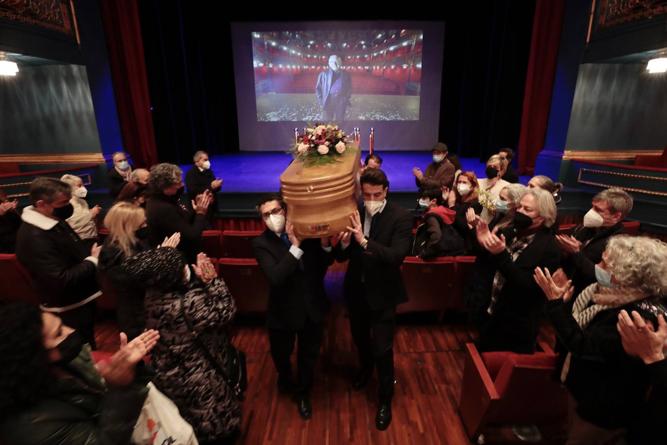 Fotos: Capilla ardiente de Juan Antonio Quintana en el Teatro Zorrilla (1/2)