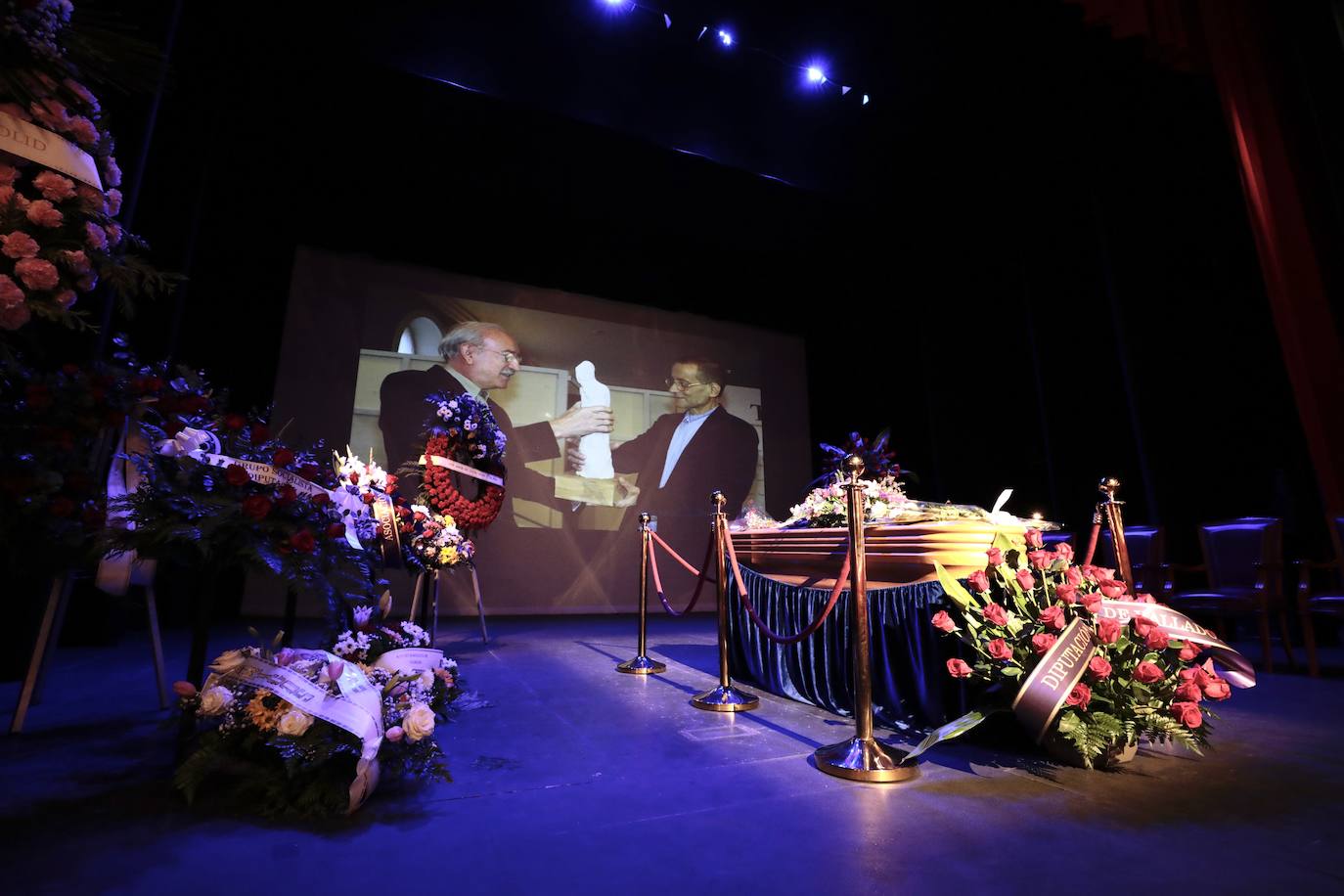 Fotos: Capilla ardiente de Juan Antonio Quintana en el Teatro Zorrilla (1/2)