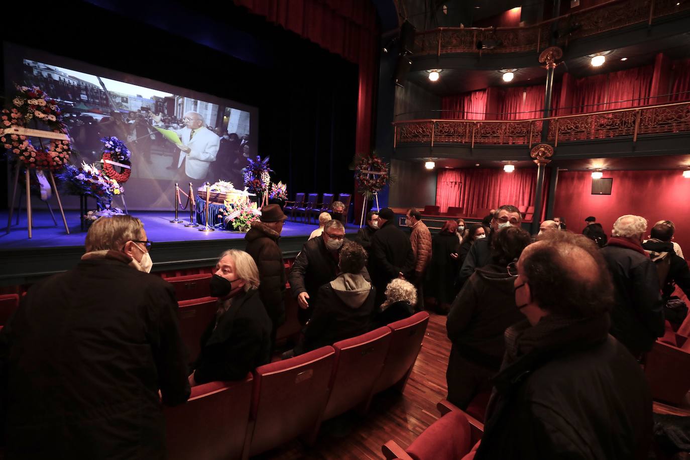 Fotos: Capilla ardiente de Juan Antonio Quintana en el Teatro Zorrilla (2/2)