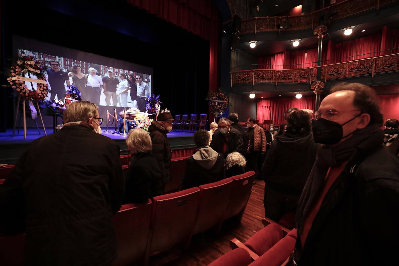 Fotos: Capilla ardiente de Juan Antonio Quintana en el Teatro Zorrilla (2/2)