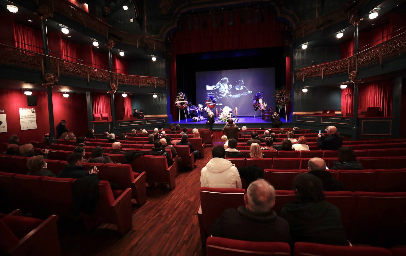 Fotos: Capilla ardiente de Juan Antonio Quintana en el Teatro Zorrilla (2/2)