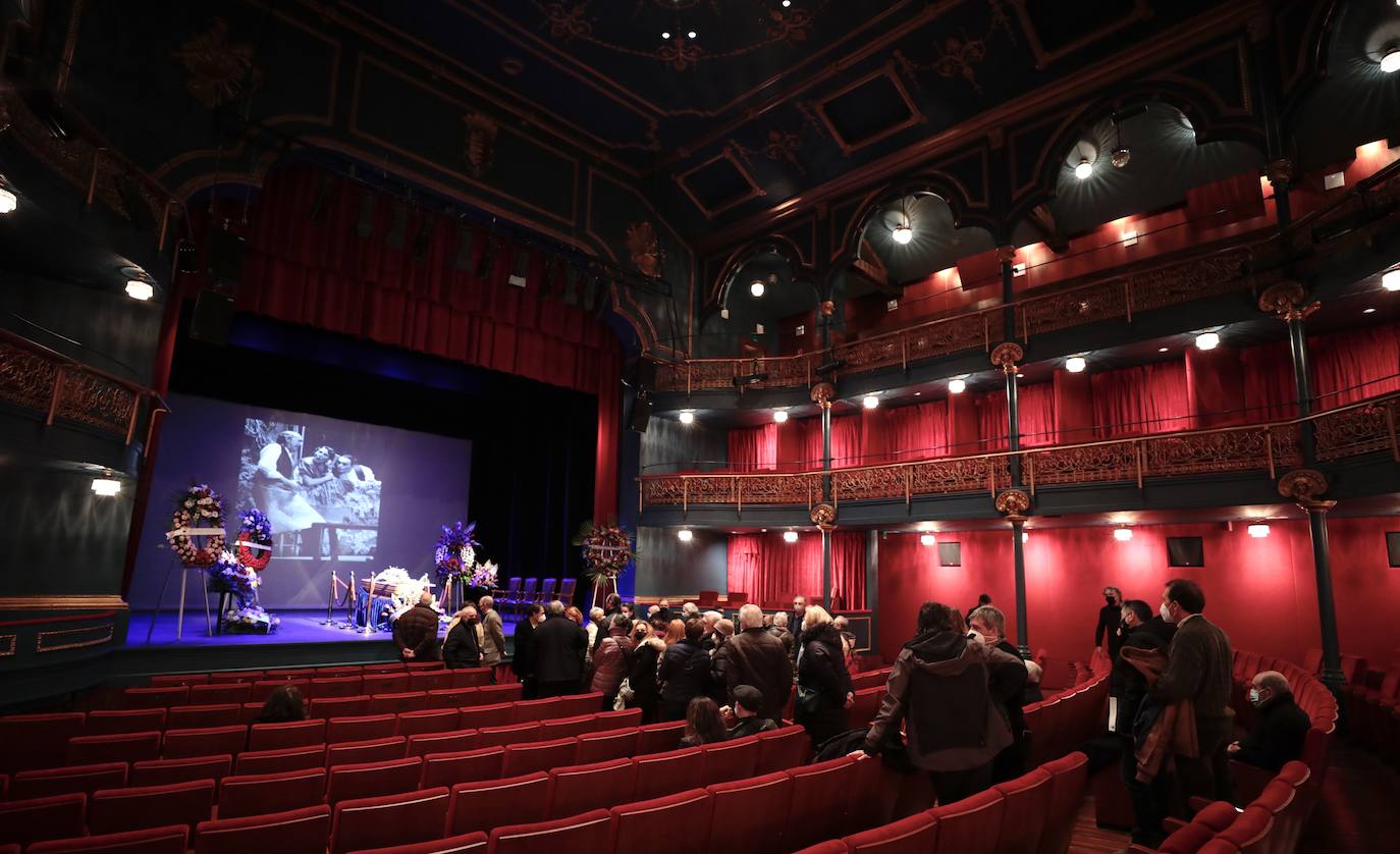 Fotos: Capilla ardiente de Juan Antonio Quintana en el Teatro Zorrilla (2/2)