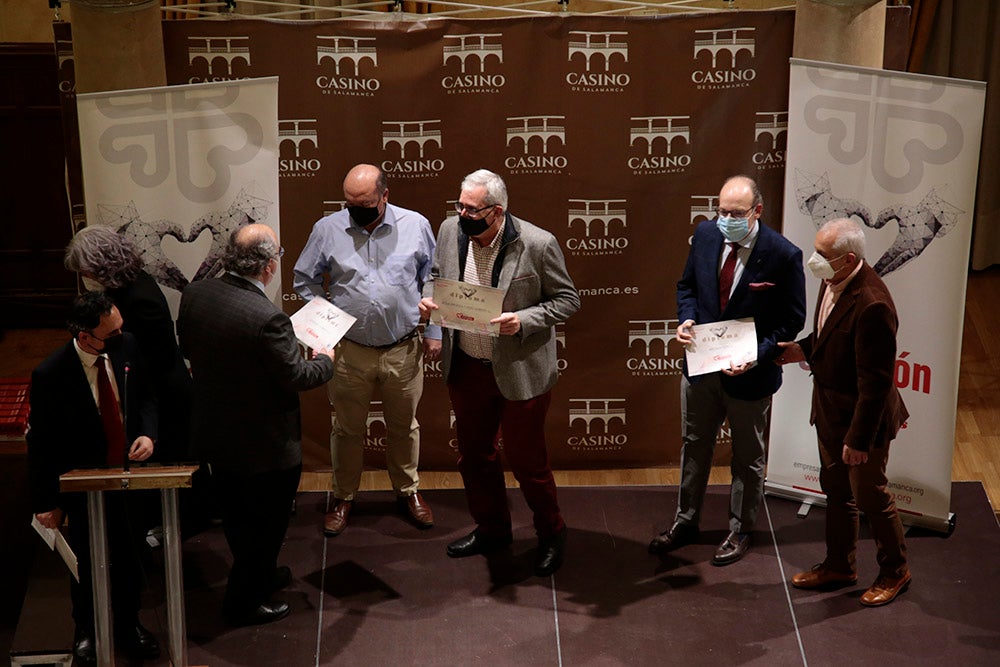 Cáritas entrega en el Casino de Salamanca diplomas y distinciones a las entidades colaboradoras durante la pandemia 