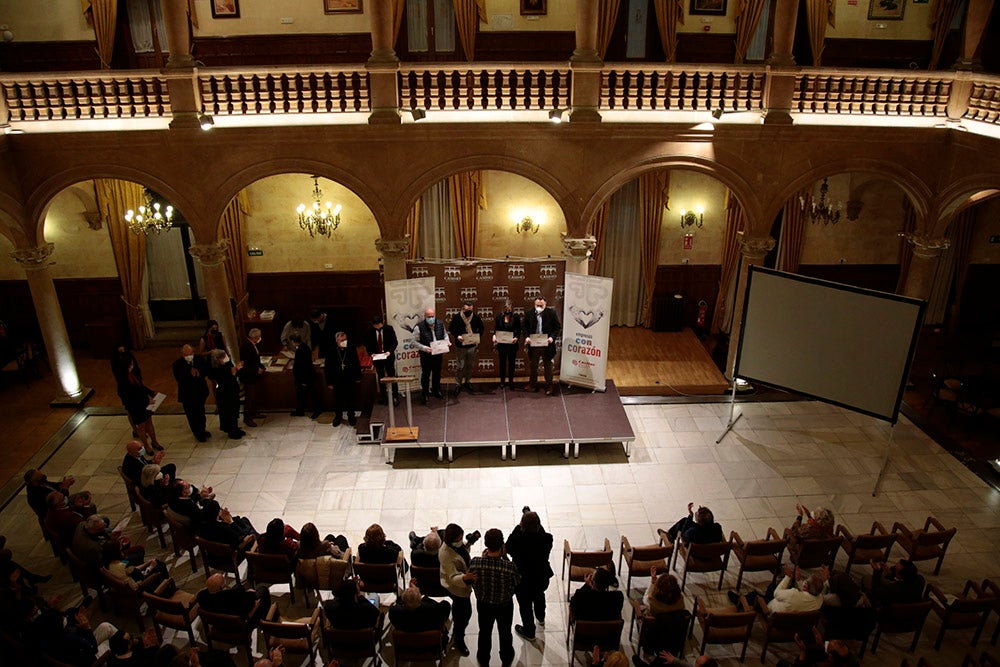 Cáritas entrega en el Casino de Salamanca diplomas y distinciones a las entidades colaboradoras durante la pandemia 