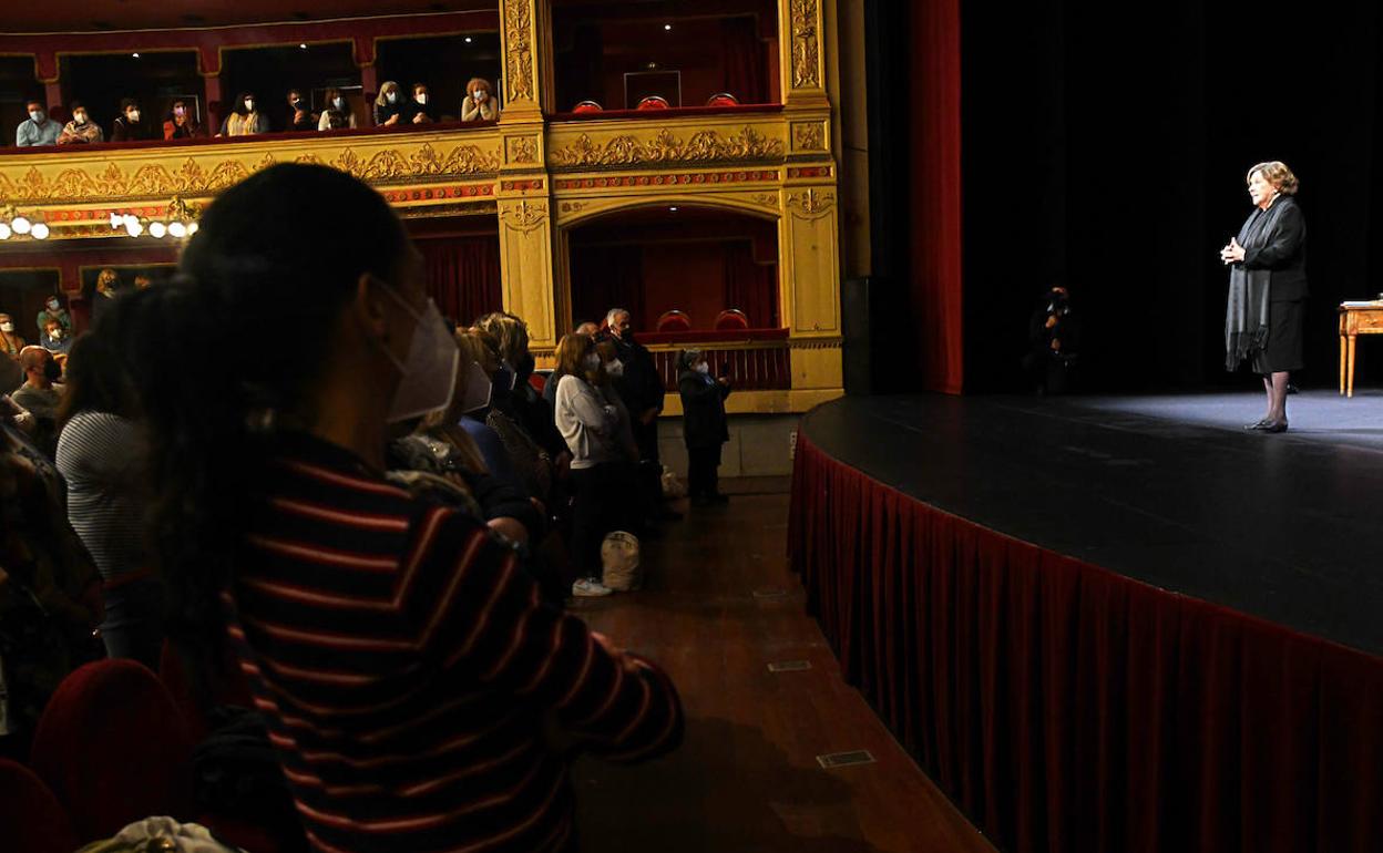 Lola Herrera, en la última representación de 'Cinco horas con Mario', en Valladolid. 