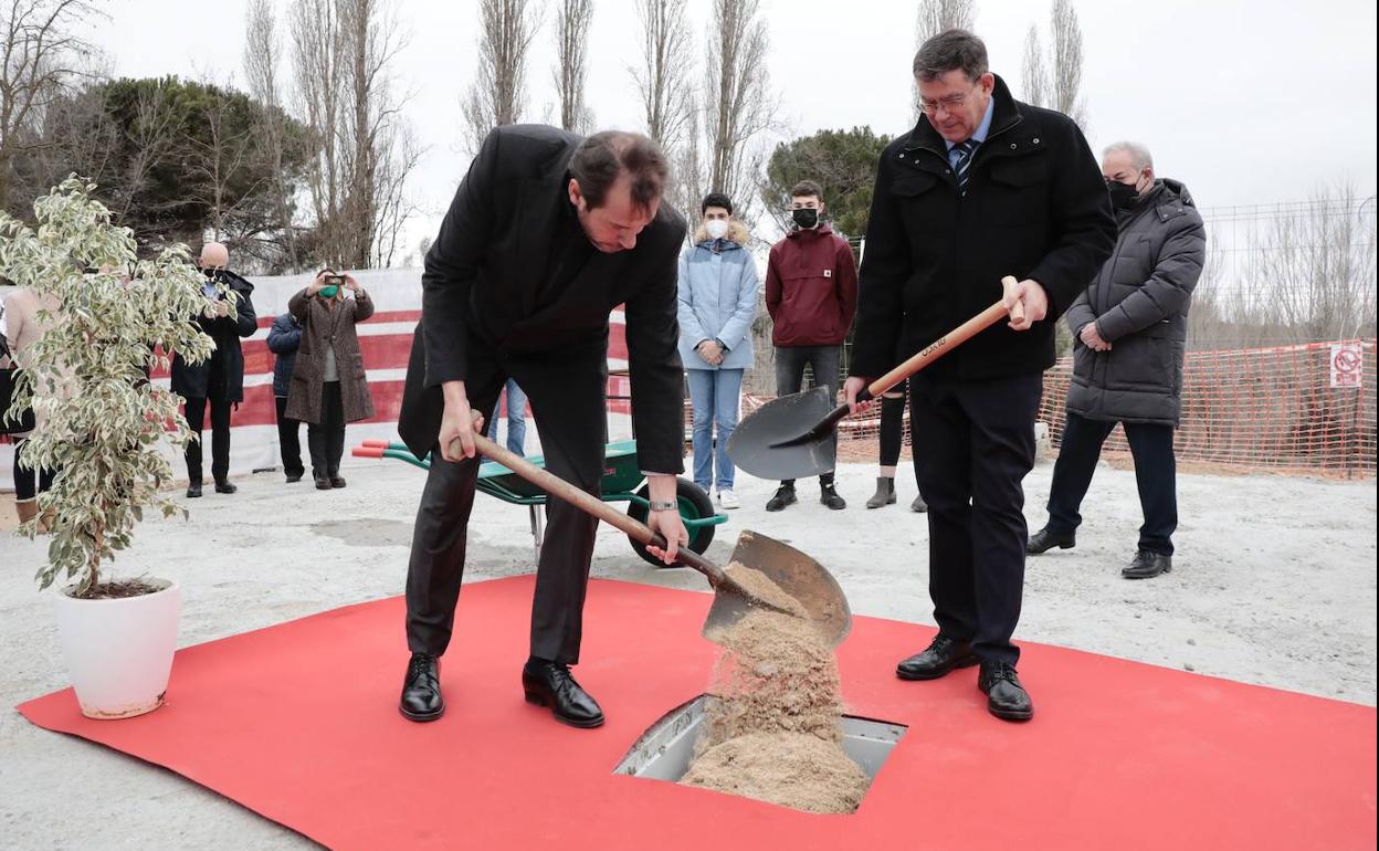 El alcalde, Óscar Puente, echa una palada de tierra en el acto de colocación de la primera piedra del futuro centro de Formación P