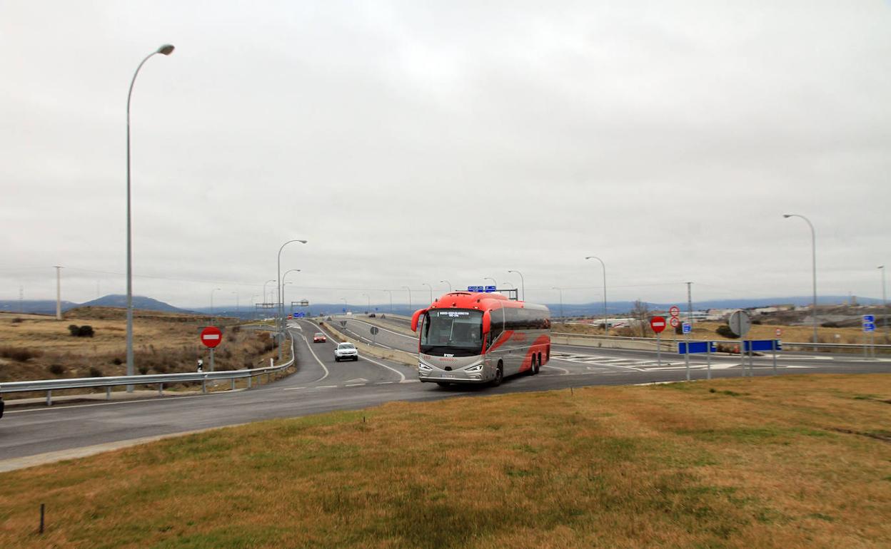 Tráfico en la conexión de la autopista AP-61 hacia Madrid, en la salida de la ciudad, con el acceso a la zona de polígonos. 