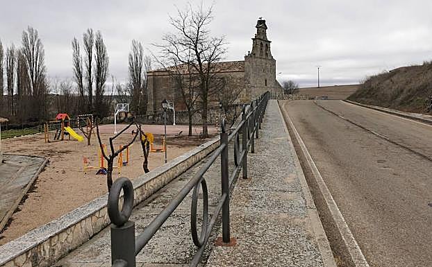 Parque con columpios junto a la iglesia de Barruelo. 