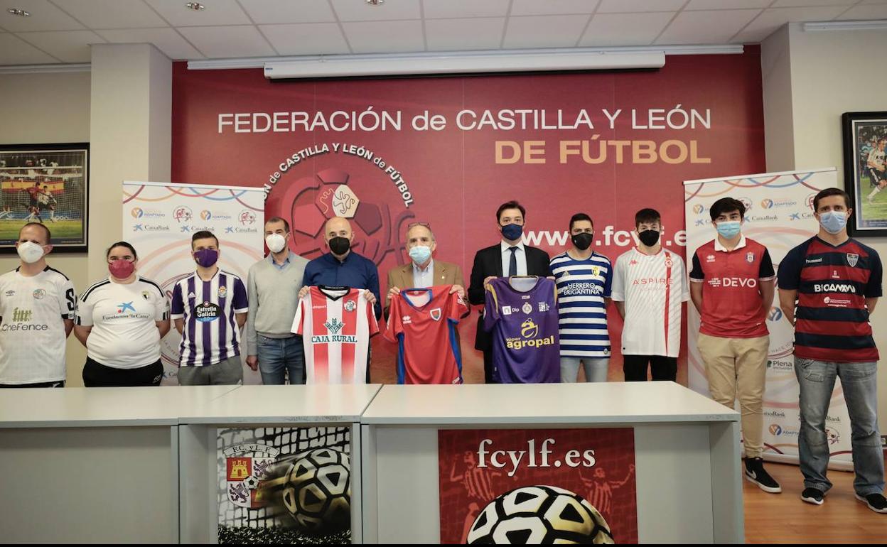 Jugadores de clubes posan en la presentación en compañía de David Espinar (Real Valladolid), Federico Martínez (FEDEACyL), Marcelino Maté (FCyLF), y Gonzalo Cebrián (CaixaBank). 