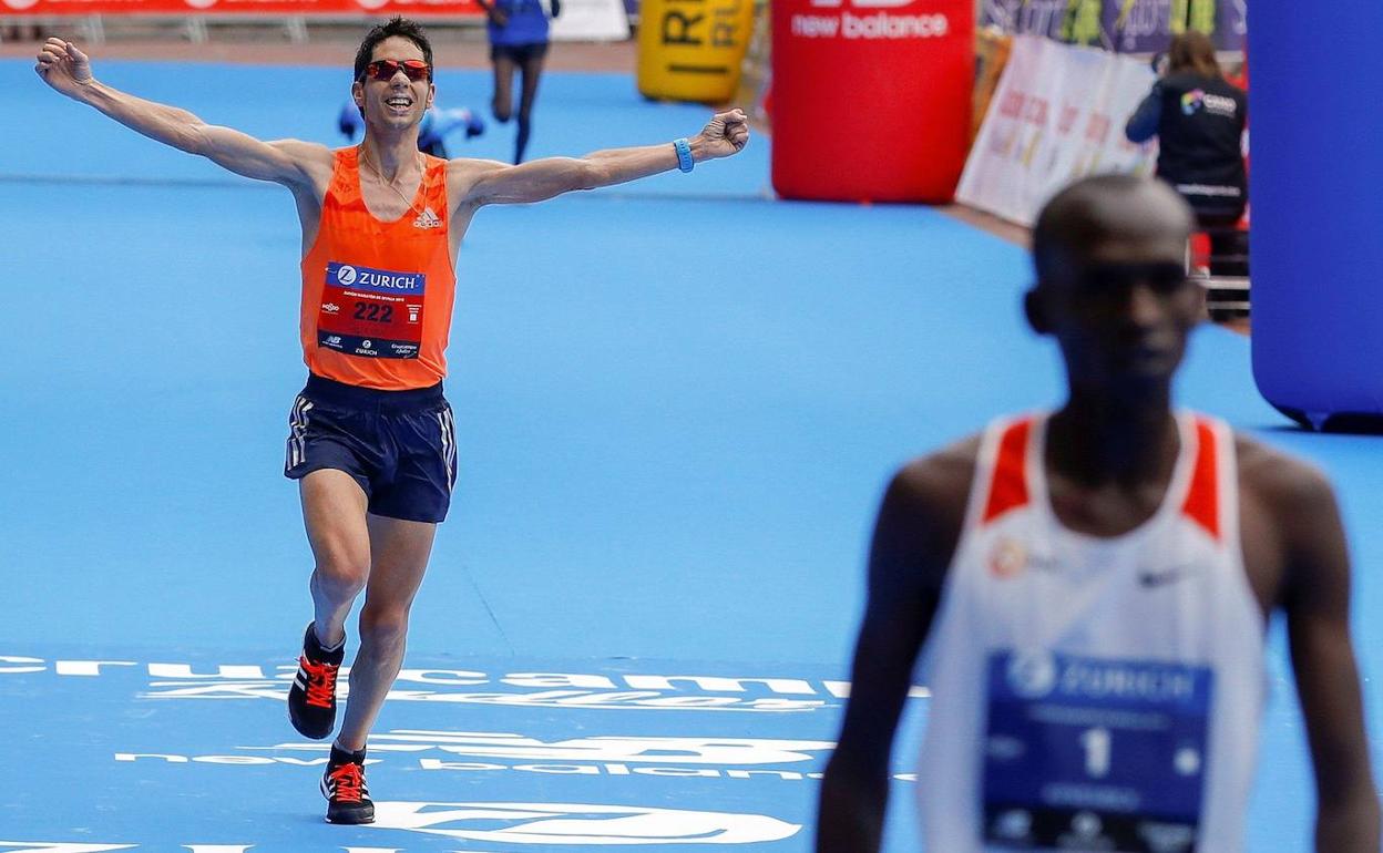 Javier Guerra Polo cruza la línea de meta durante una edición anterior de la Maratón de Sevilla.