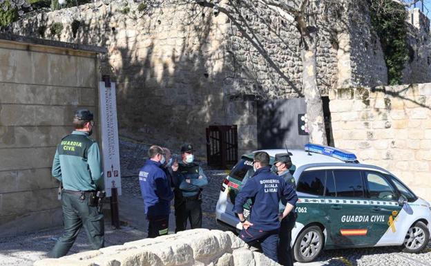 Agentes de la Guardia Civil y bomberos en los alrededores de la iglesia de Santo Domingo de Silos en Alcalá la Real (Jaén).