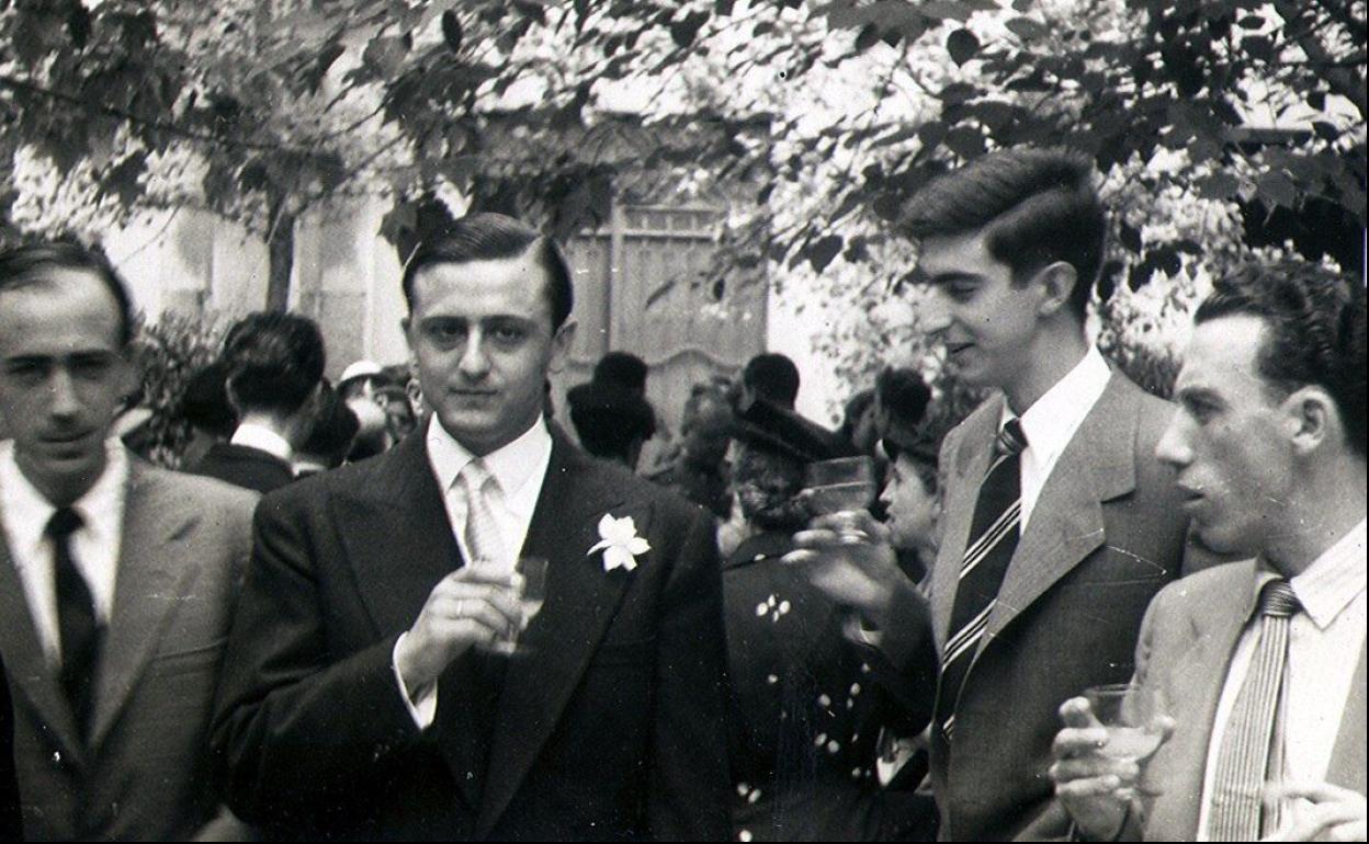 Luis Martín-Santos, el día de su boda, junto a Benet. 