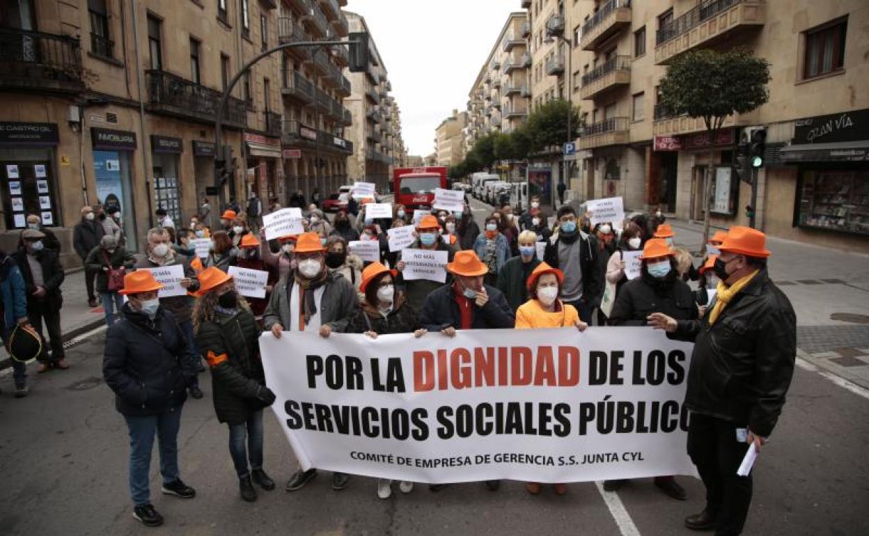 Un momento de la protesta en la Gran Vía junto a la sede de la Gerencia de Servicios Sociales