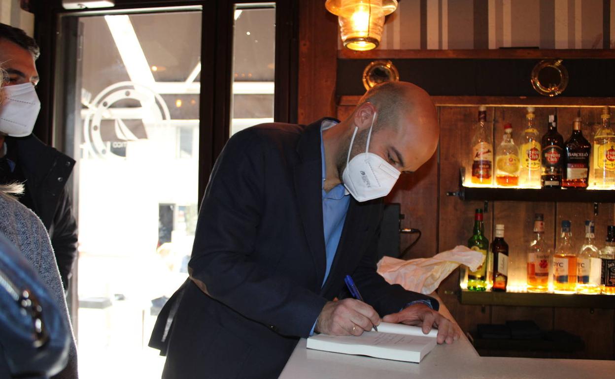 Olcese firma libros de su libro en la presentación vallisoletana. 