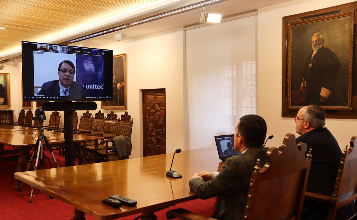 Nicolás Rodríguez, vicerrector de Postgrado y Enseñanzas Propias, y Pedro Nevado Batalla, director del CIGG