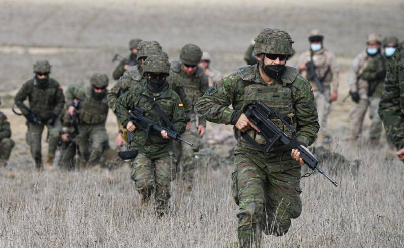 Militares de la operación UEMT 'MALÍ XX' durante una de las maniobras de entrenamiento en Cabezón. 