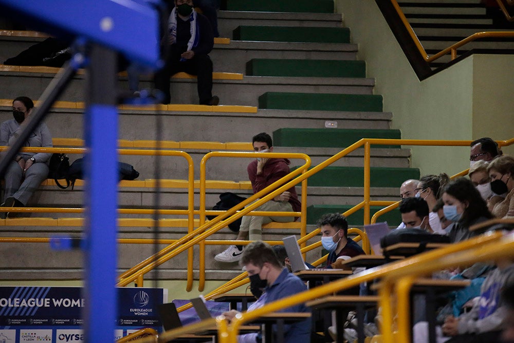 Regreso de la afición del CB Avenida a Würzburg tras dos semanas si ver a su equipo en una noche en la que tocó sufrir ante el Estudiantes