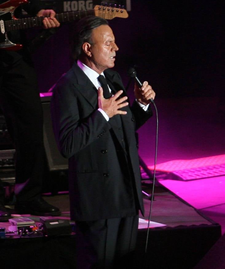 06.09.07 Julio Iglesias, durante el concierto con motivo de las fiestas patronales de la Virgen de San Lorenzo.