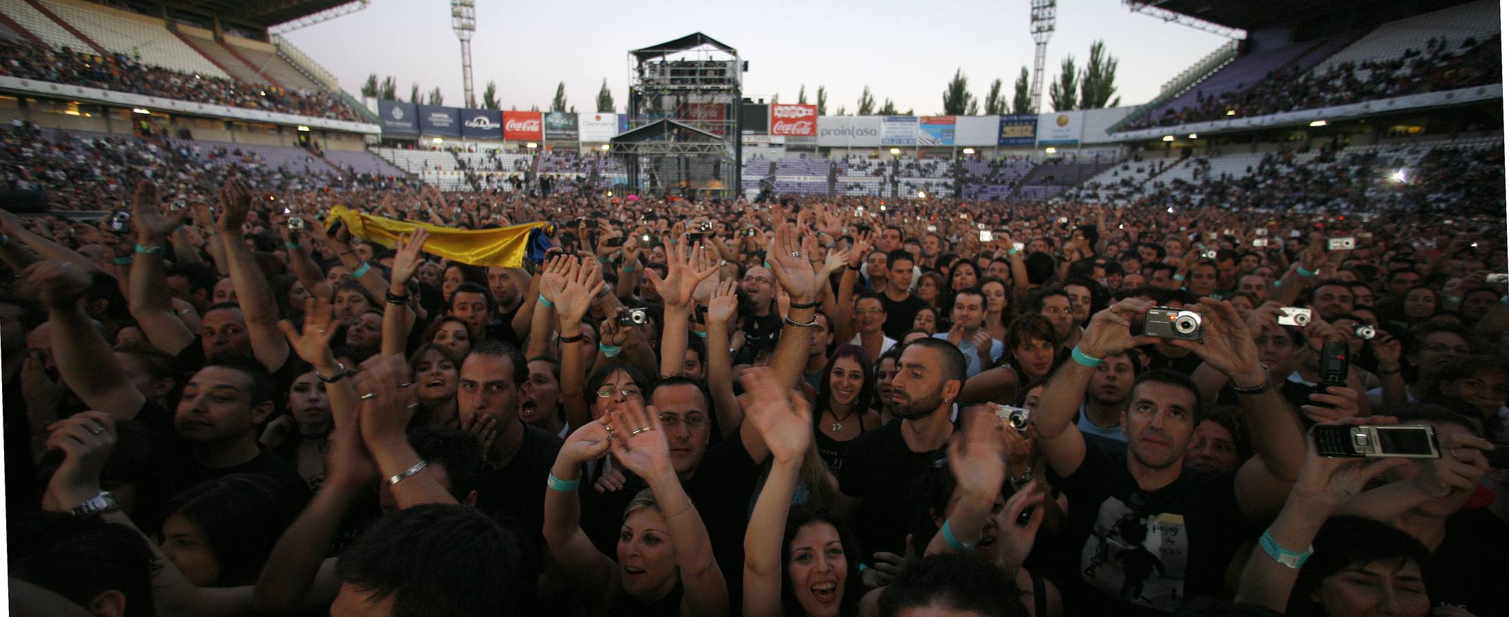 08.07.09 Seguidores de la banda británica Depeche Mode animan al grupo durante el concierto.