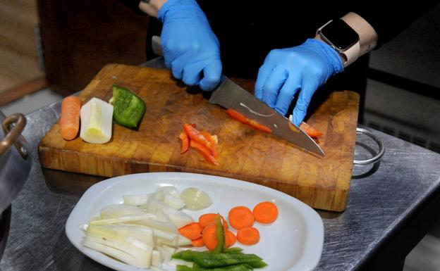 Imagen principal - Virginia corta los ingredientes para llenar la olla. Horas después, el resultado es un sabroso guiso. 