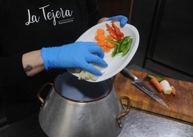 Imagen secundaria 1 - Virginia corta los ingredientes para llenar la olla. Horas después, el resultado es un sabroso guiso. 