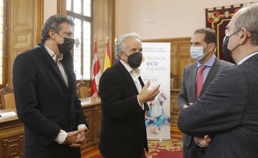 Los responsables de la empresa conversan con el alcalde y el edil de Urbanismo.