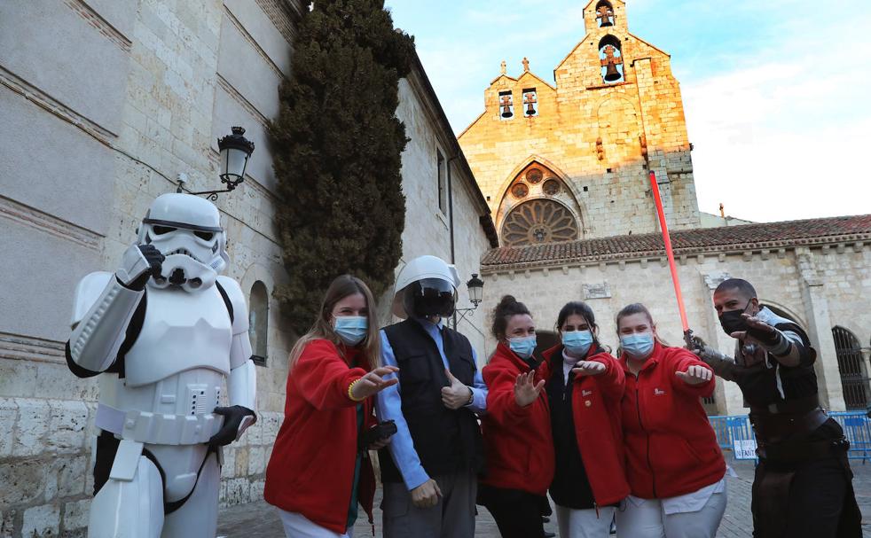 Tres voluntarios posan con las enfermeras del equipo de vacunación. 