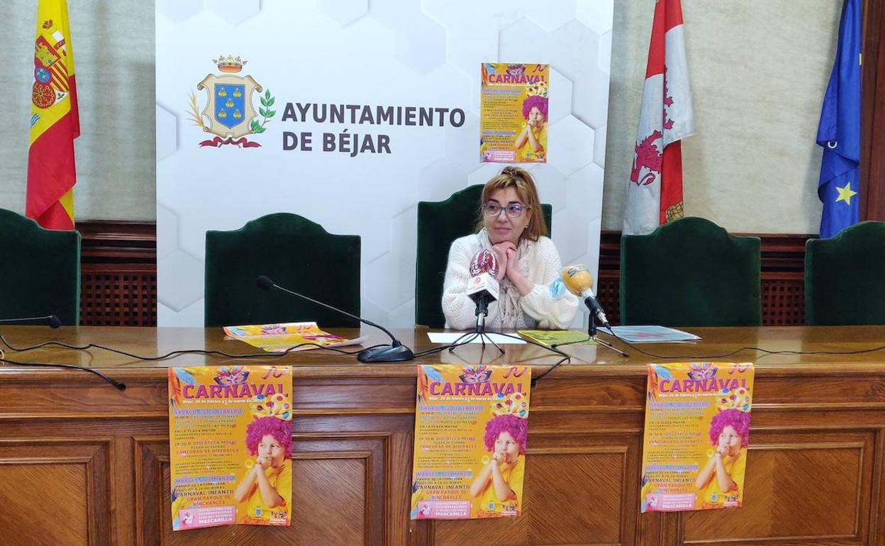 Ana V, Peralejo, concejala de fiestas, presenta la programación del Carnaval 2022. 