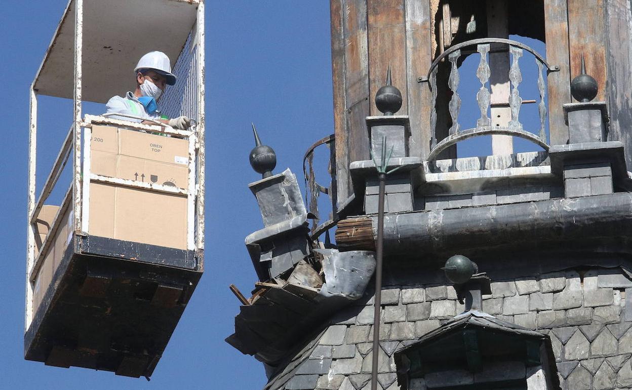 Retirada de los desperfectos en la torre de la iglesia de San Martin en Segovia, en 2020. 