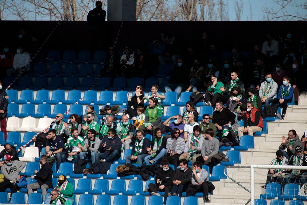 La afición racinguista tiñó de verde el Reina Sofía para celebrar el buen momento de su equipo