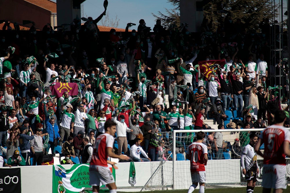 La afición racinguista tiñó de verde el Reina Sofía para celebrar el buen momento de su equipo