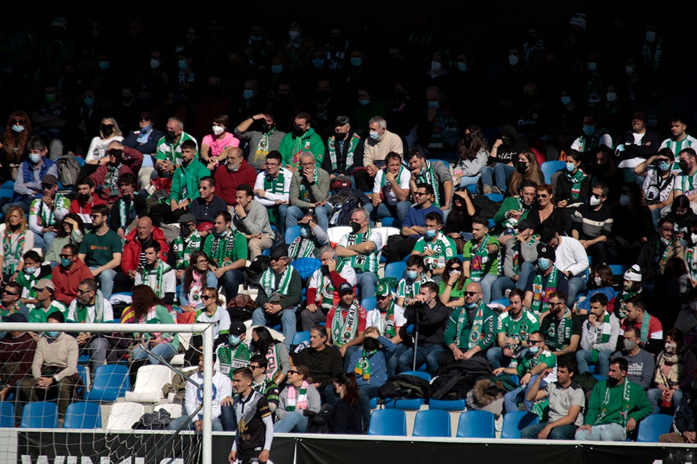 La afición racinguista tiñó de verde el Reina Sofía para celebrar el buen momento de su equipo