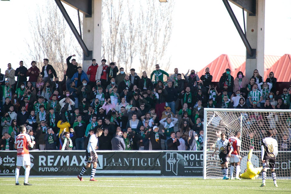 La afición racinguista tiñó de verde el Reina Sofía para celebrar el buen momento de su equipo