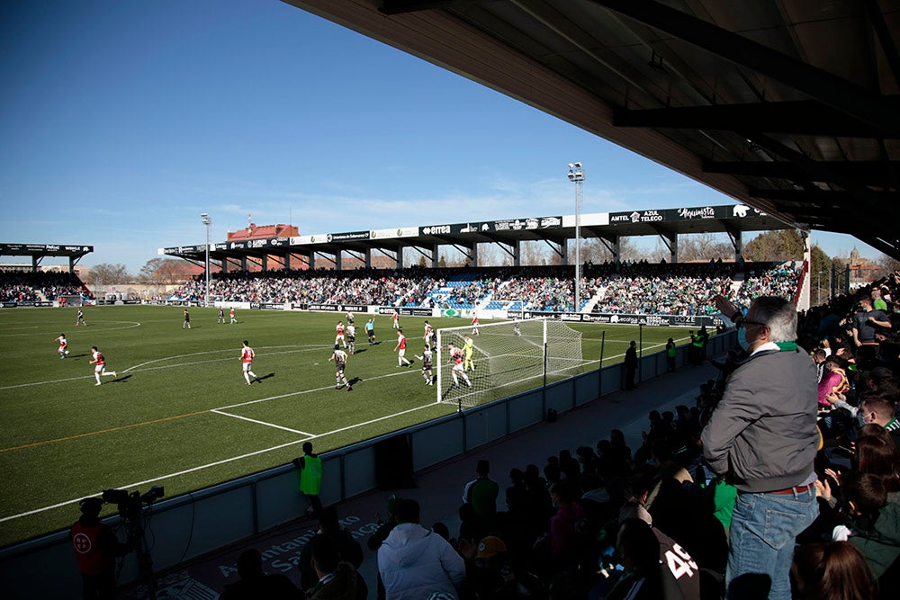 La afición racinguista tiñó de verde el Reina Sofía para celebrar el buen momento de su equipo