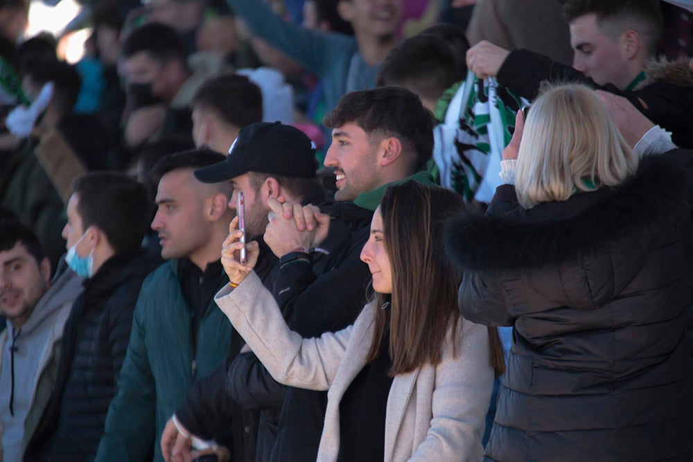 La afición racinguista tiñó de verde el Reina Sofía para celebrar el buen momento de su equipo