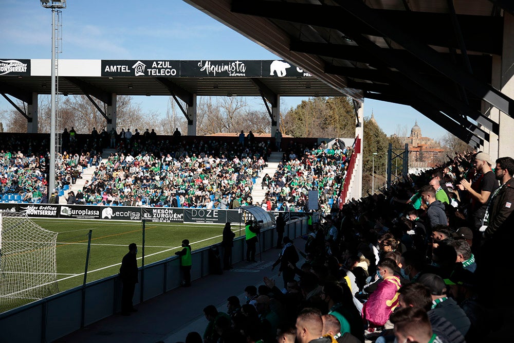 La afición racinguista tiñó de verde el Reina Sofía para celebrar el buen momento de su equipo