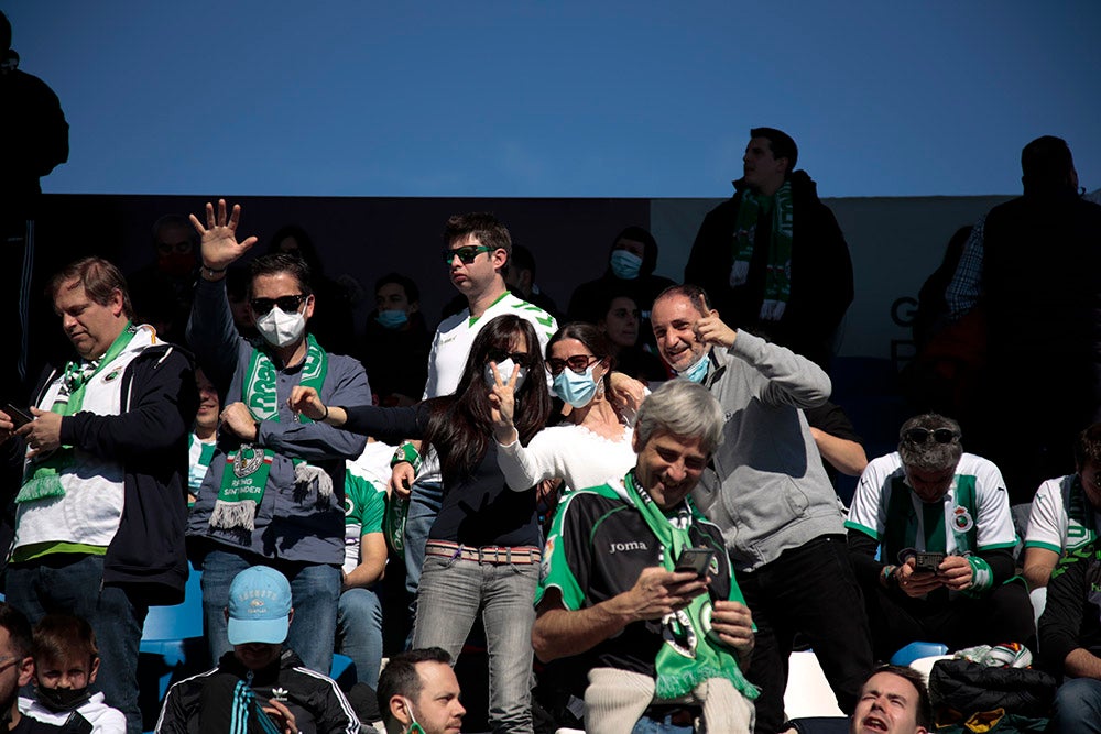 La afición racinguista tiñó de verde el Reina Sofía para celebrar el buen momento de su equipo