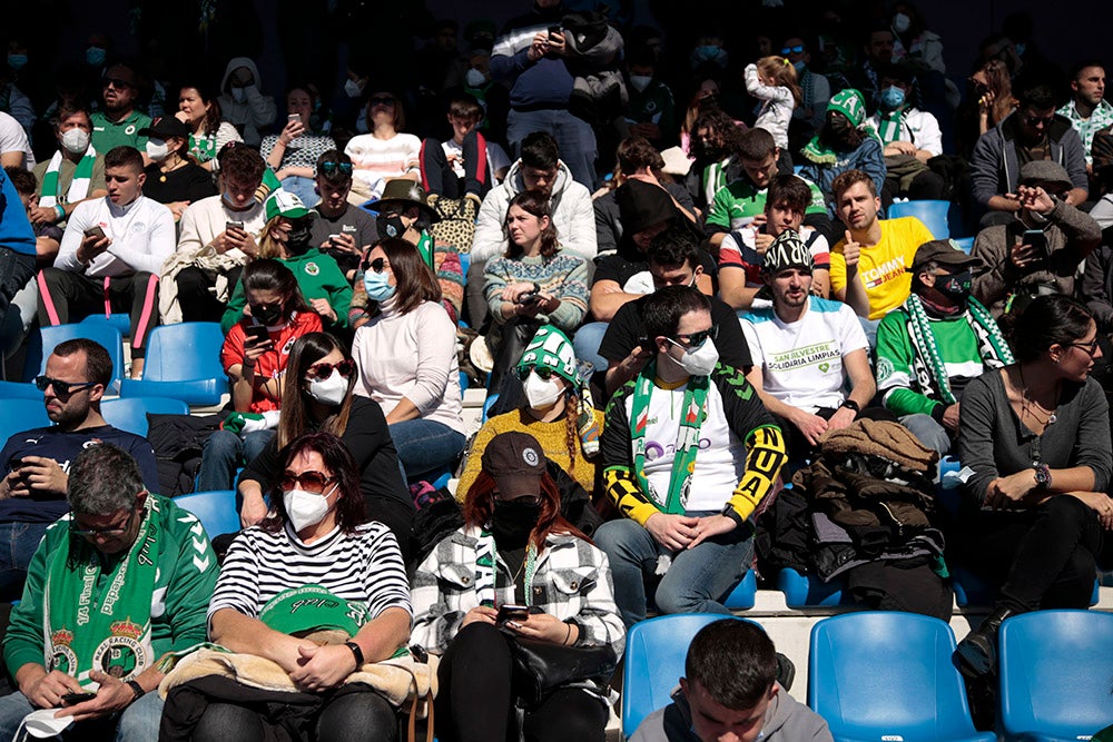 La afición racinguista tiñó de verde el Reina Sofía para celebrar el buen momento de su equipo