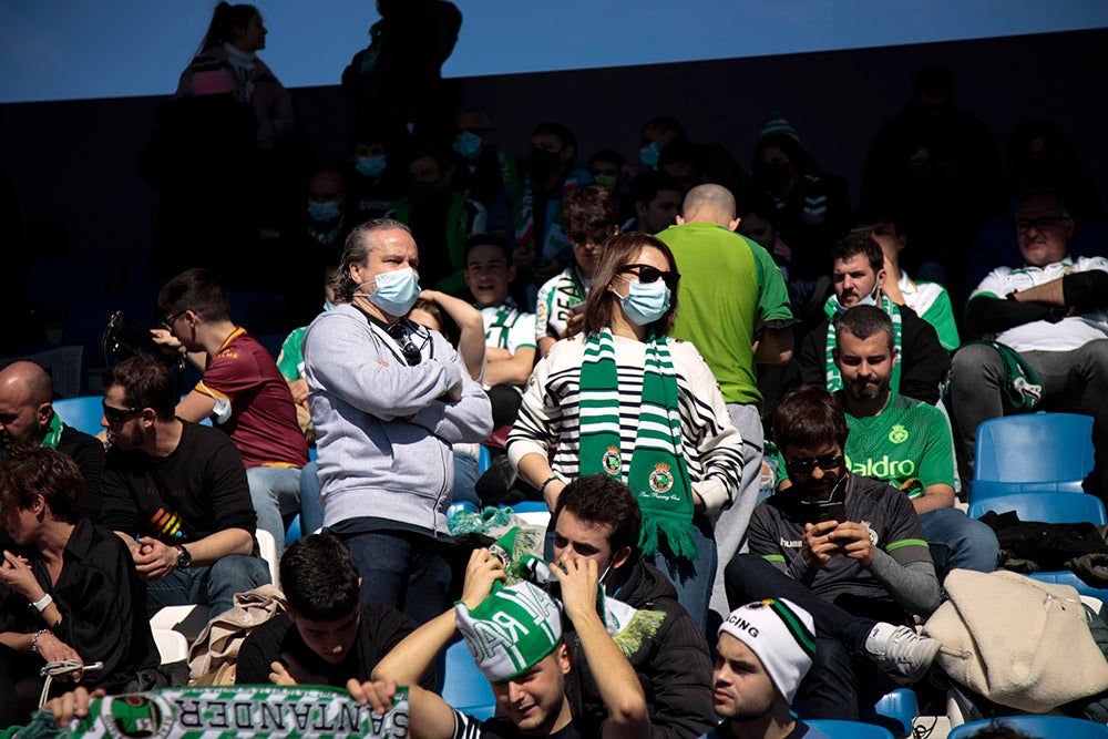 La afición racinguista tiñó de verde el Reina Sofía para celebrar el buen momento de su equipo