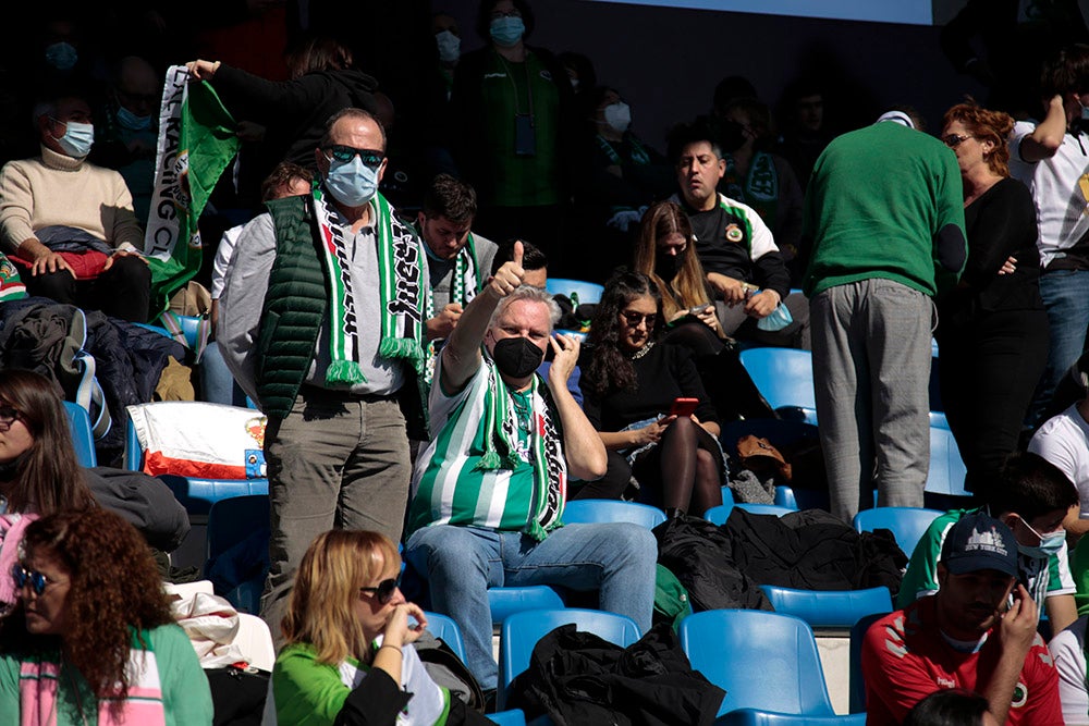 La afición racinguista tiñó de verde el Reina Sofía para celebrar el buen momento de su equipo