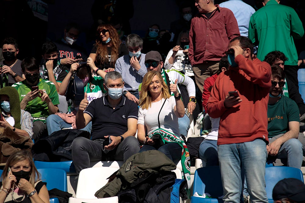 La afición racinguista tiñó de verde el Reina Sofía para celebrar el buen momento de su equipo