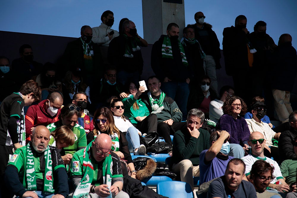 La afición racinguista tiñó de verde el Reina Sofía para celebrar el buen momento de su equipo