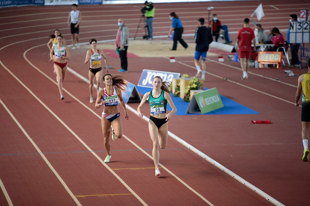 Cierre de la jornada de mañana del primer día del Campeonato de España Sub 23 en Pista Cubierta con Alejandro González Rengel en el 400
