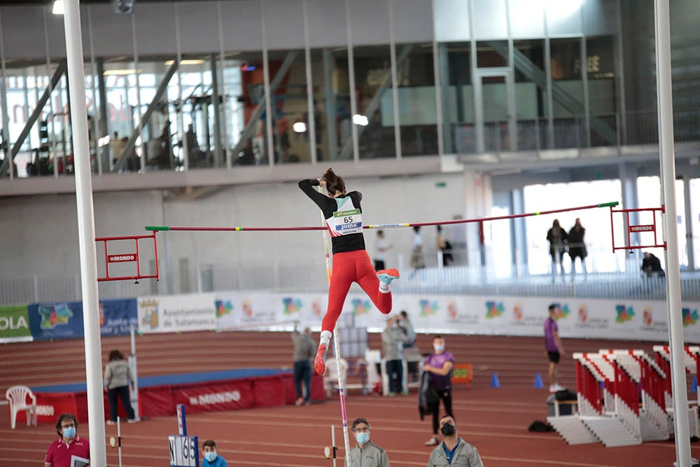 Cierre de la jornada de mañana del primer día del Campeonato de España Sub 23 en Pista Cubierta con Alejandro González Rengel en el 400