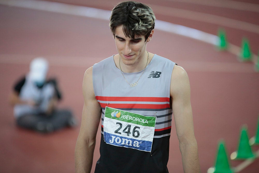 Cierre de la jornada de mañana del primer día del Campeonato de España Sub 23 en Pista Cubierta con Alejandro González Rengel en el 400