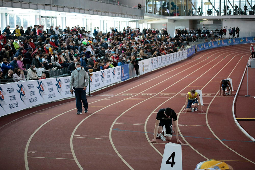 Cierre de la jornada de mañana del primer día del Campeonato de España Sub 23 en Pista Cubierta con Alejandro González Rengel en el 400