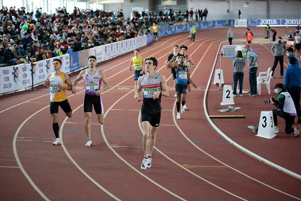 Cierre de la jornada de mañana del primer día del Campeonato de España Sub 23 en Pista Cubierta con Alejandro González Rengel en el 400