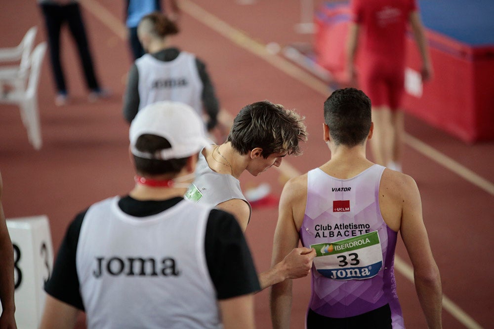 Cierre de la jornada de mañana del primer día del Campeonato de España Sub 23 en Pista Cubierta con Alejandro González Rengel en el 400