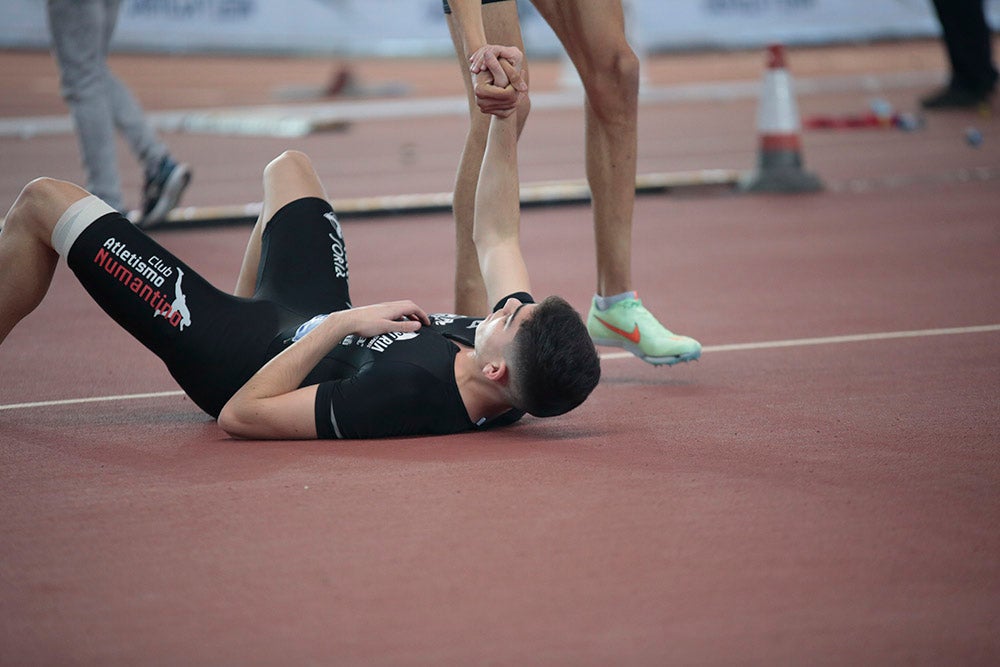 Cierre de la jornada de mañana del primer día del Campeonato de España Sub 23 en Pista Cubierta con Alejandro González Rengel en el 400