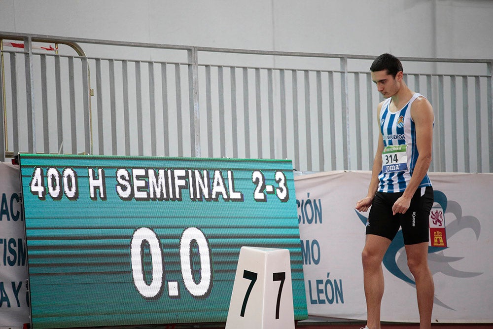 Cierre de la jornada de mañana del primer día del Campeonato de España Sub 23 en Pista Cubierta con Alejandro González Rengel en el 400